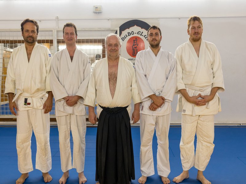 Skupina dospělých aikidistů